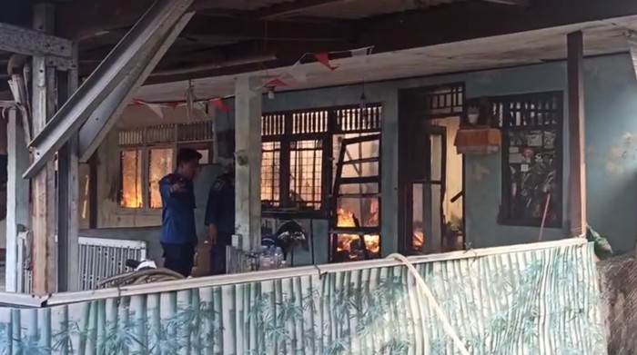 Kebakaran Asrama Polisi Serpong: Warga Korban Ngungsi, Masyarakat Berbondong-bondong Bantu